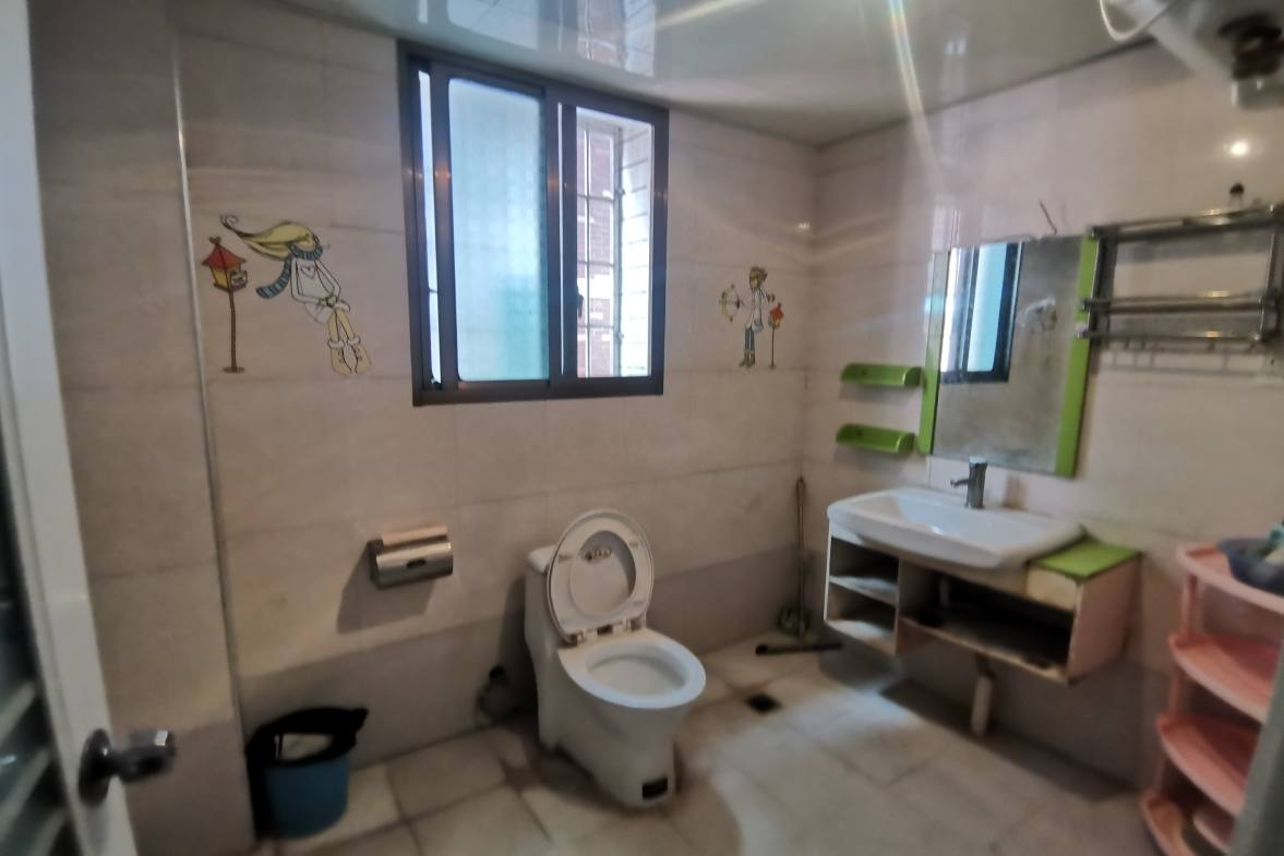 君怡家园  4室2厅2卫    90.0万客厅