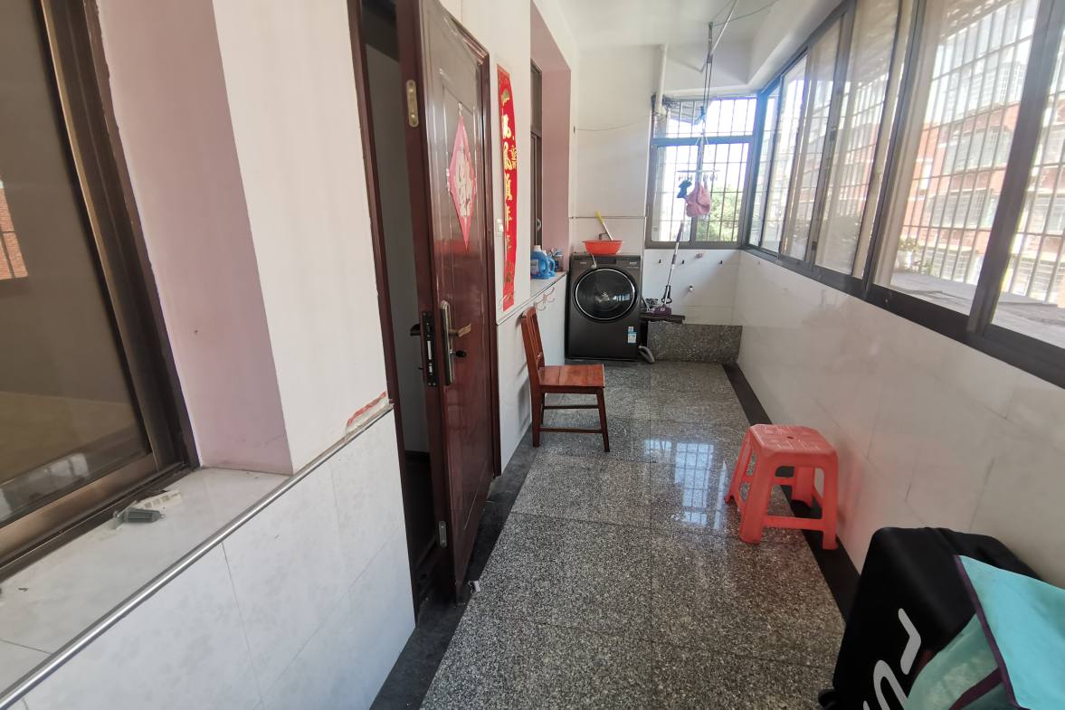 君怡家园  4室2厅2卫    90.0万客厅