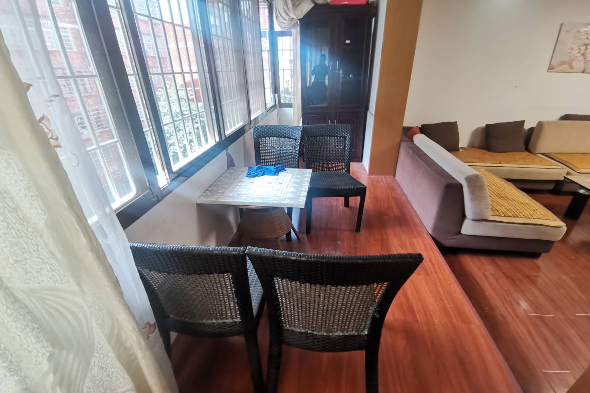 君怡家园  4室2厅2卫    90.0万客厅