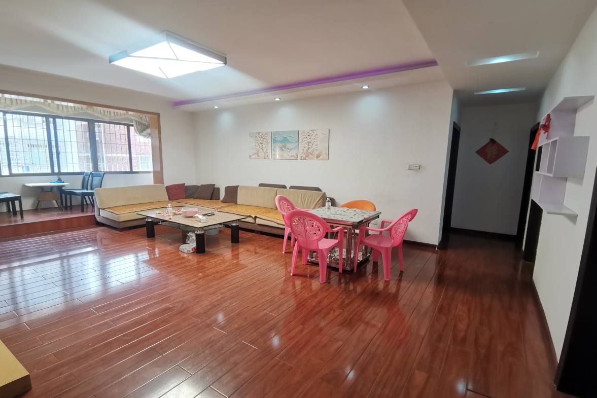 君怡家园  4室2厅2卫    90.0万客厅