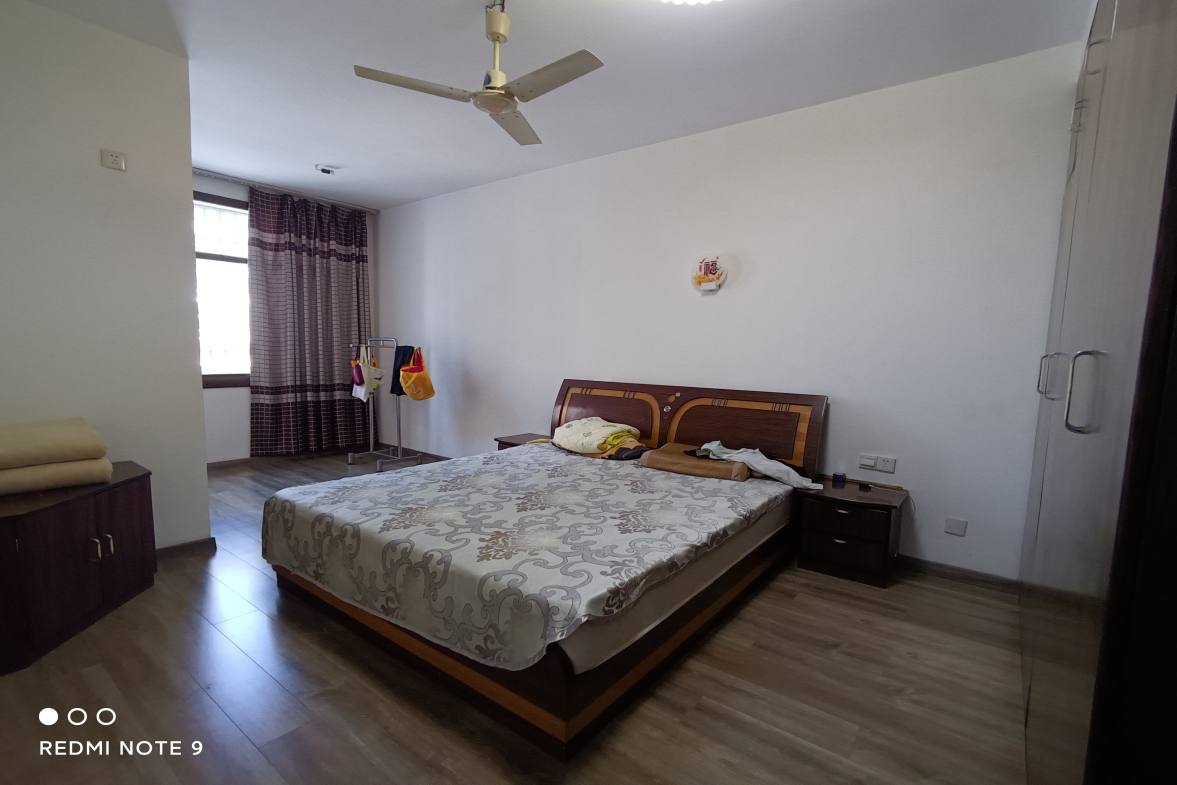 银海公寓  3室2厅2卫    92.0万客厅