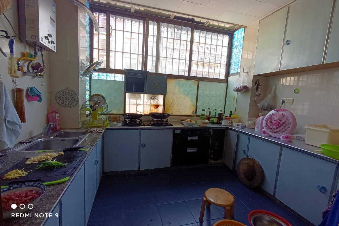 银海公寓  3室2厅2卫    92.0万客厅