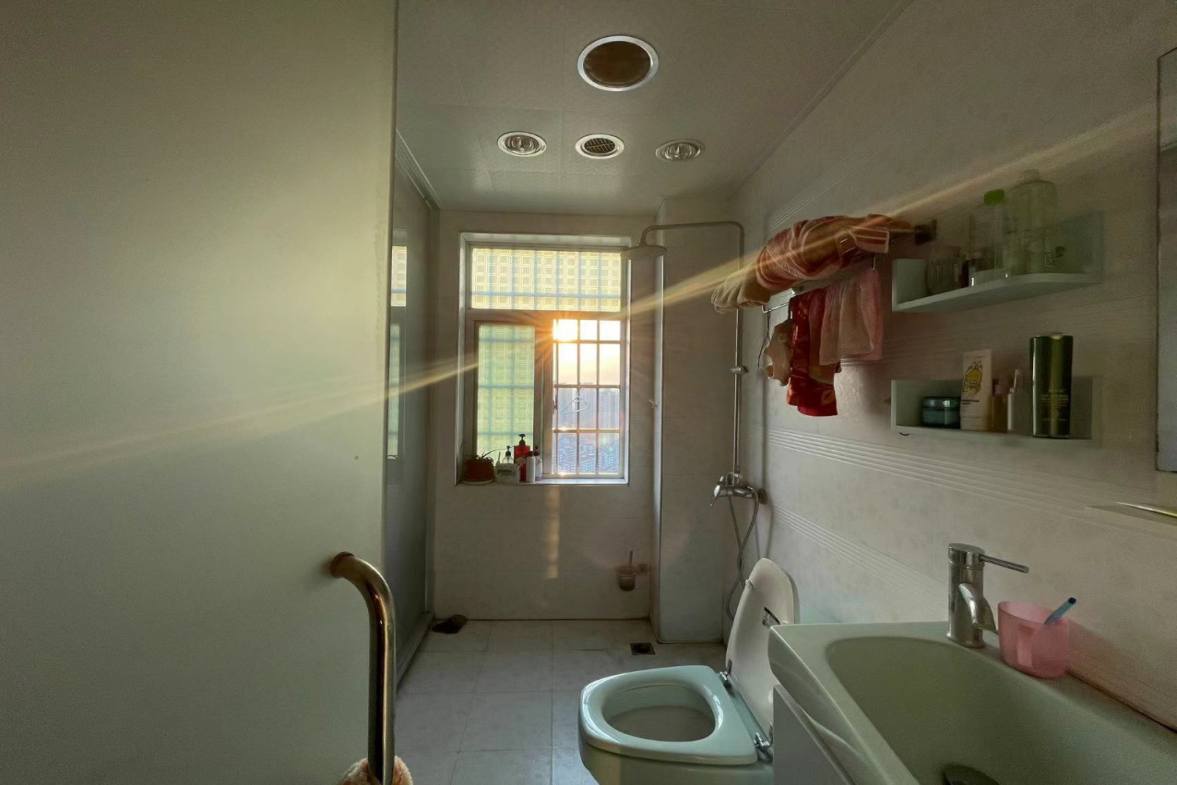 龙庭贵筑 4室2厅2卫 110.0万 龙庭贵筑 4室2厅2卫 110.0万客厅