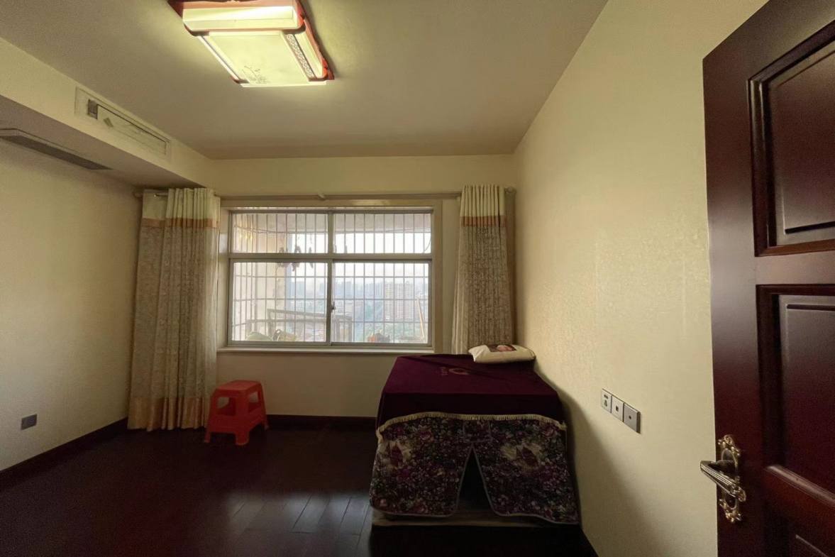 龙庭贵筑 4室2厅2卫 110.0万 龙庭贵筑 4室2厅2卫 110.0万客厅