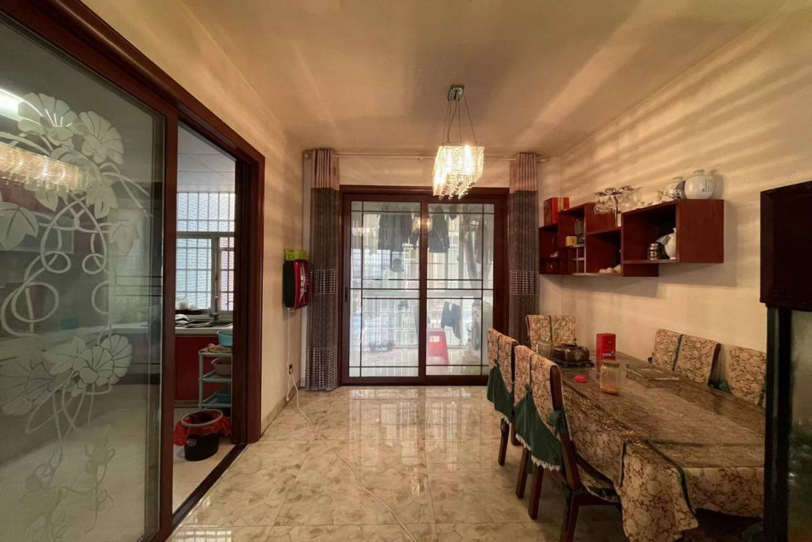 龙庭贵筑 4室2厅2卫 110.0万 龙庭贵筑 4室2厅2卫 110.0万客厅