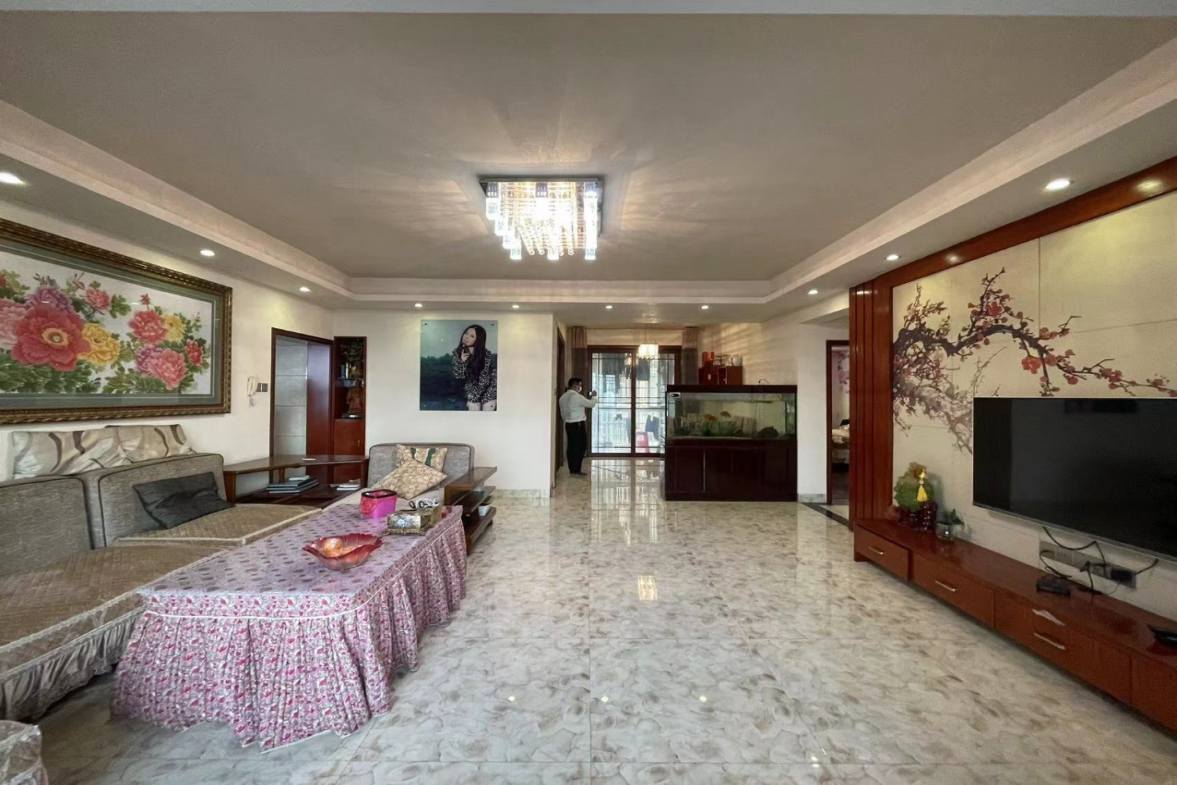 龙庭贵筑 4室2厅2卫 110.0万 龙庭贵筑 4室2厅2卫 110.0万客厅