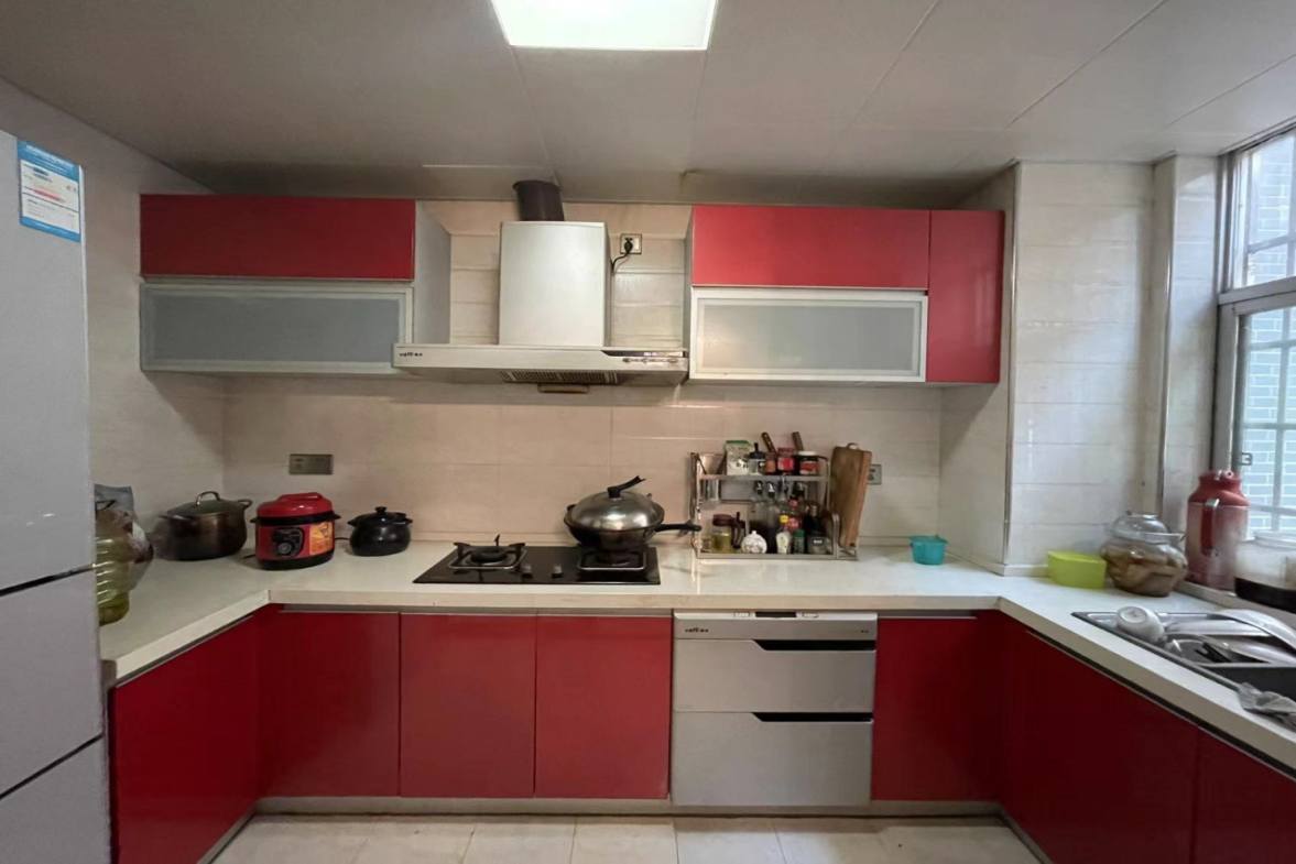 龙庭贵筑 4室2厅2卫 110.0万 龙庭贵筑 4室2厅2卫 110.0万客厅