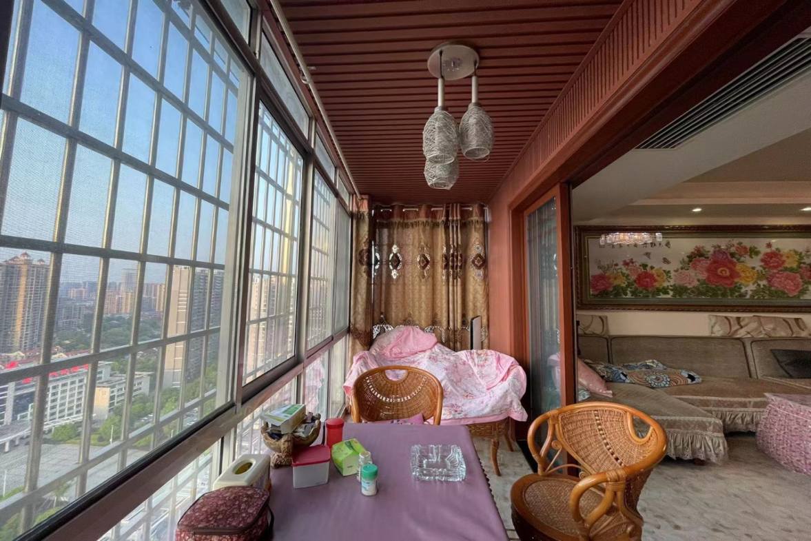 龙庭贵筑 4室2厅2卫 110.0万 龙庭贵筑 4室2厅2卫 110.0万客厅