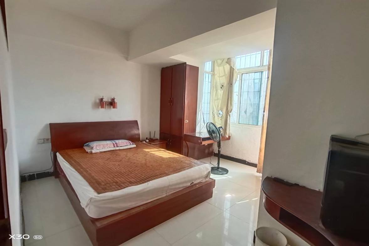 天成银座  4室2厅2卫    52.8万客厅