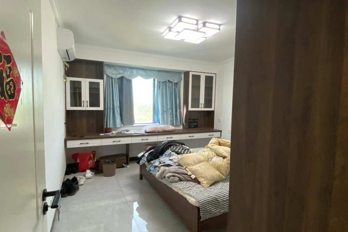 东山林语  4室2厅2卫    95.0万客厅