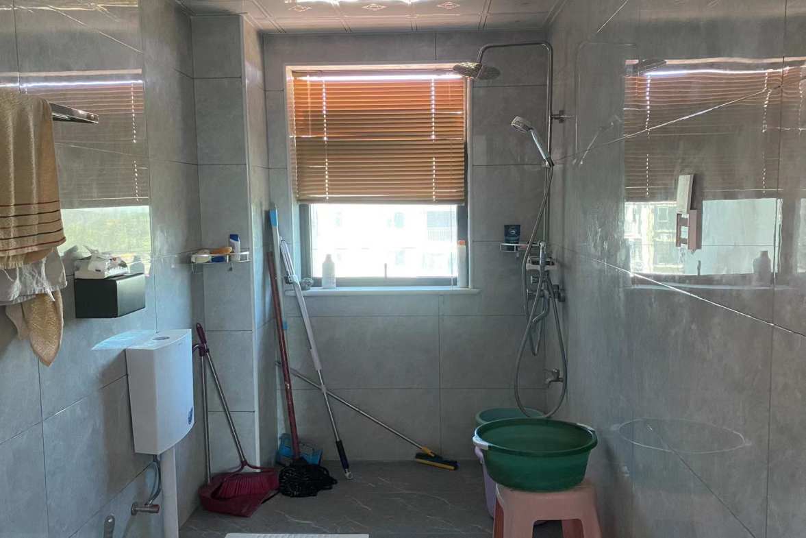 东山林语  4室2厅2卫    95.0万客厅