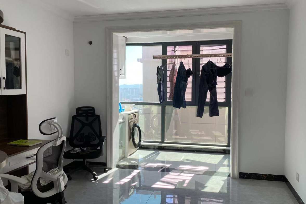 东山林语  4室2厅2卫    95.0万客厅