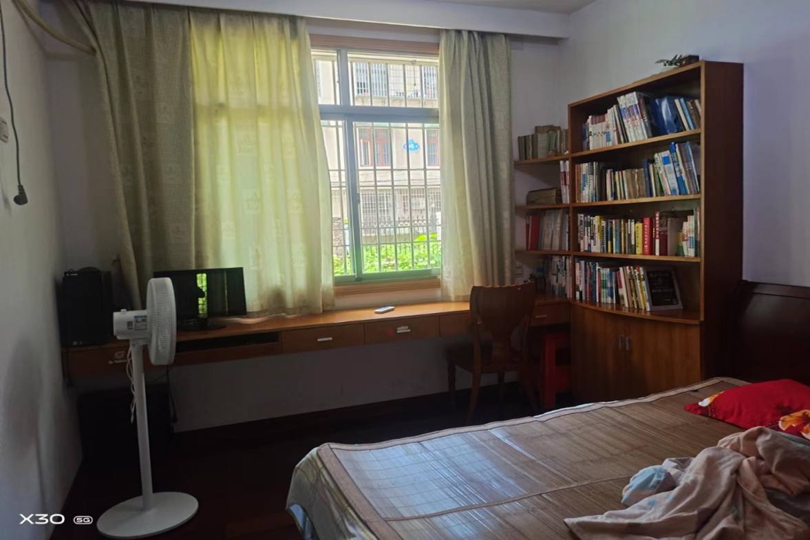 石化苑小区  3室2厅2卫    90.0万客厅