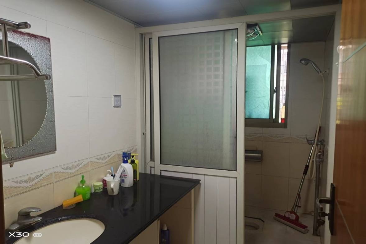 石化苑小区  3室2厅2卫    90.0万客厅