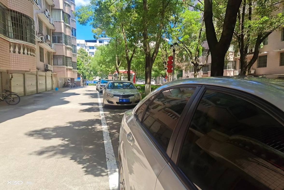 石化苑小区  3室2厅2卫    90.0万客厅