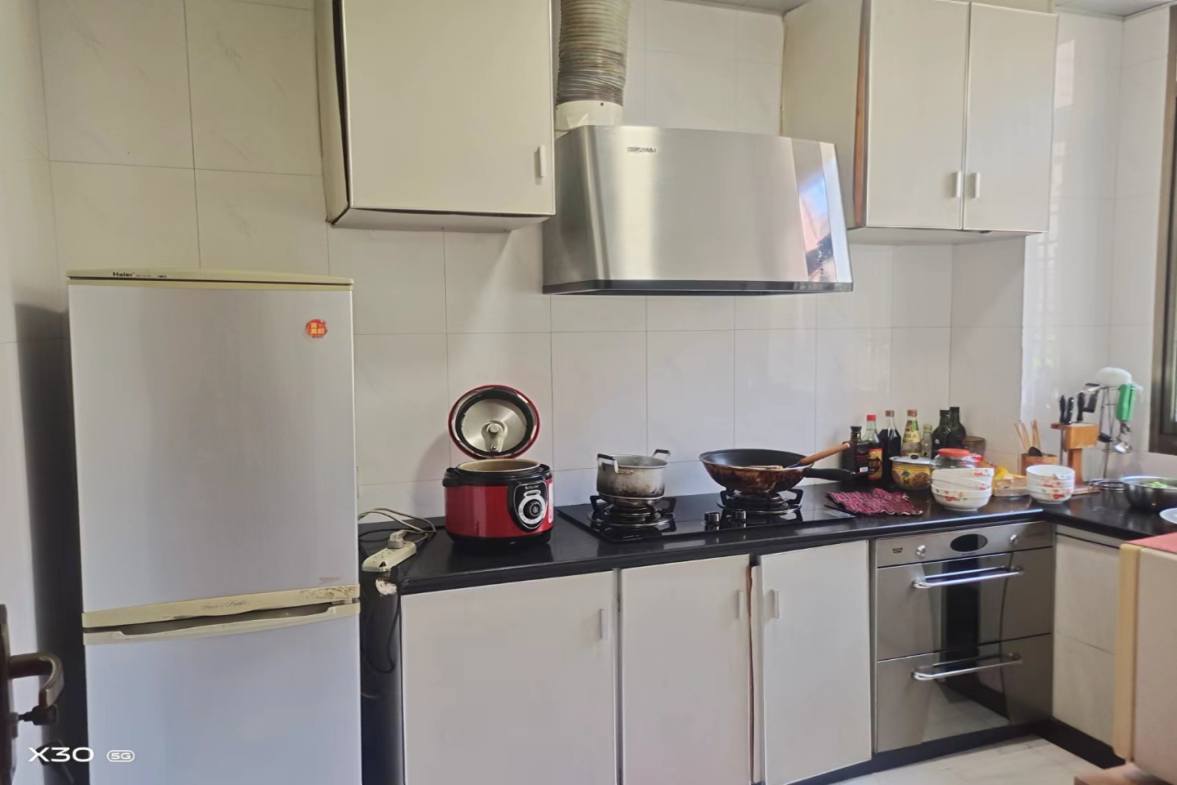 石化苑小区  3室2厅2卫    90.0万客厅