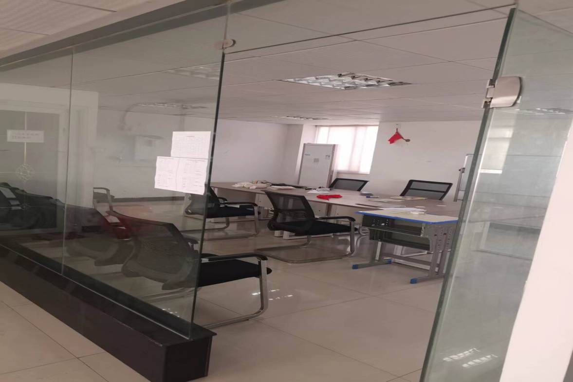 鸿都苑  4室2厅2卫    82.8万客厅