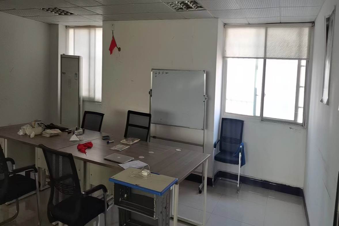 鸿都苑  4室2厅2卫    82.8万客厅