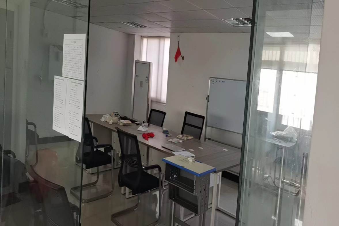 鸿都苑  4室2厅2卫    82.8万客厅