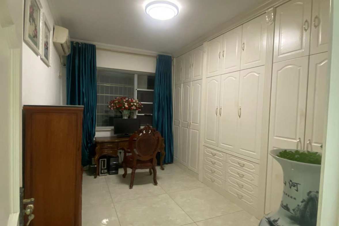 金信顺馨园  4室2厅2卫    105.0万客厅