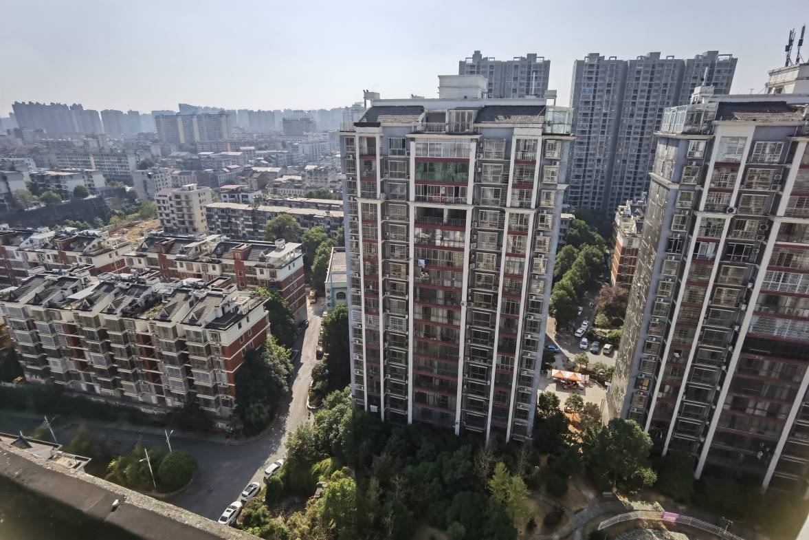 大汉巨龙家园 5室2厅2卫 138.0万 大汉巨龙家园 5室2厅2卫 138.0万客厅