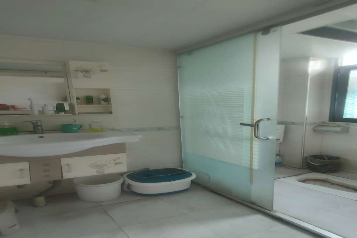 人和小区(小科七、九、十号地人和小区) 3室2厅2卫 47.8万 人和小区(小科七、九、十号地人和小区) 3室2厅2卫 47.8万客厅