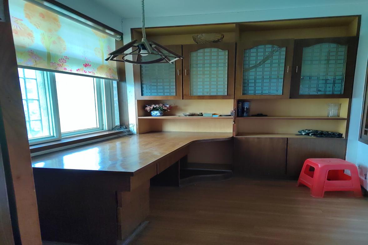 中兴农贸大市场  3室2厅2卫    76.0万客厅