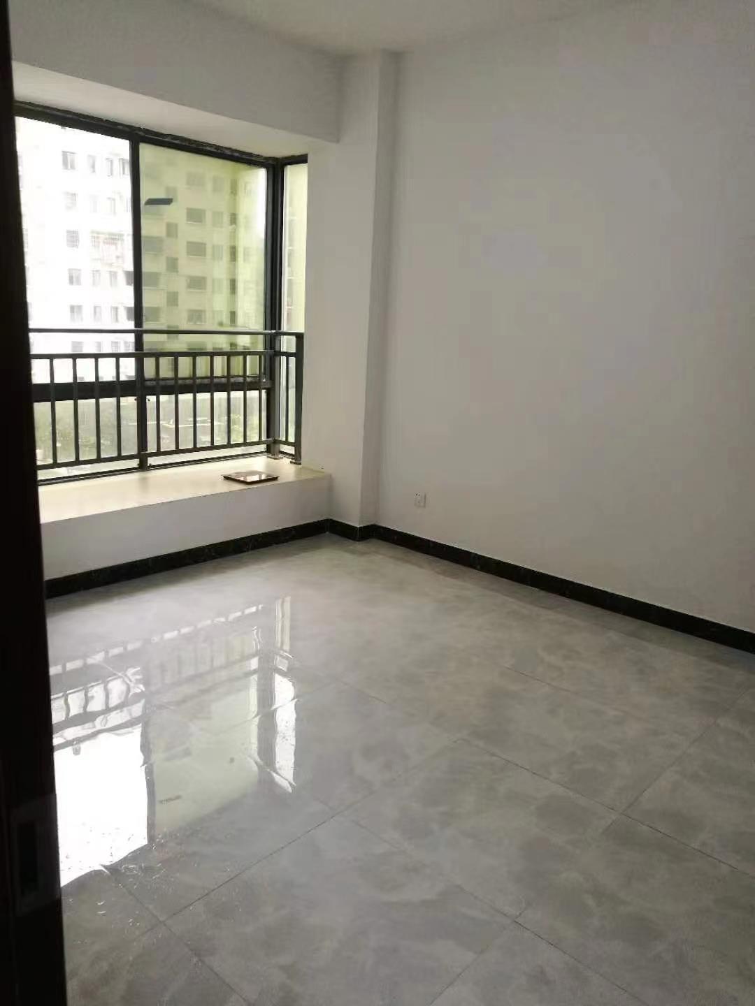 金凤公寓  3室2厅2卫   1400.00元/月室内图1