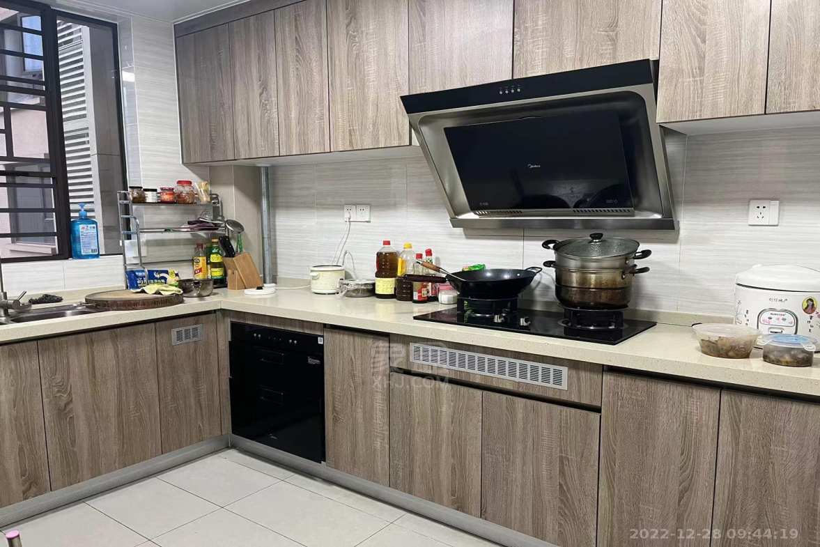 东部美的城  4室2厅2卫   2300.00元/月室内图