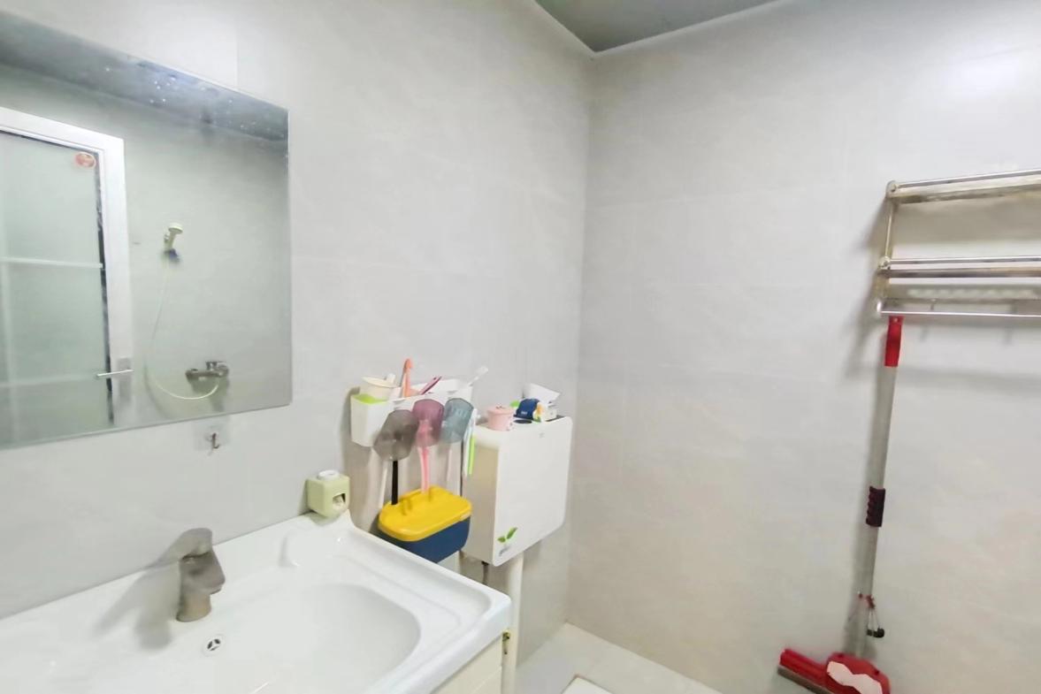 华南城市广场  1室1厅1卫   1600.00元/月室内图