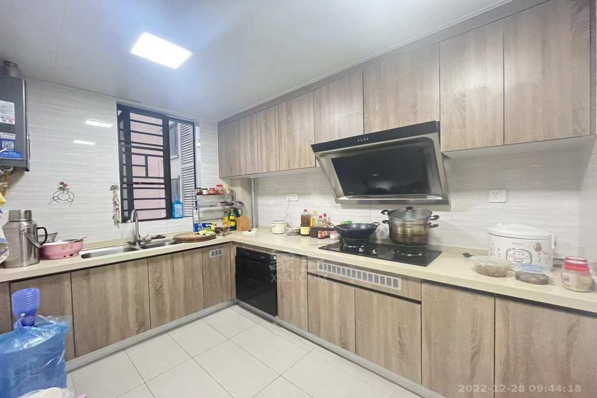 东部美的城  4室2厅2卫   2300.00元/月室内图