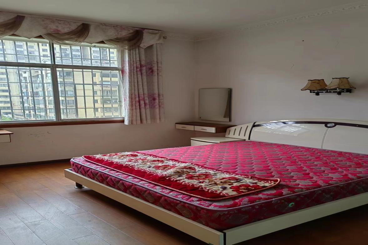 龙泉花园  3室2厅2卫   1800.00元/月室内图