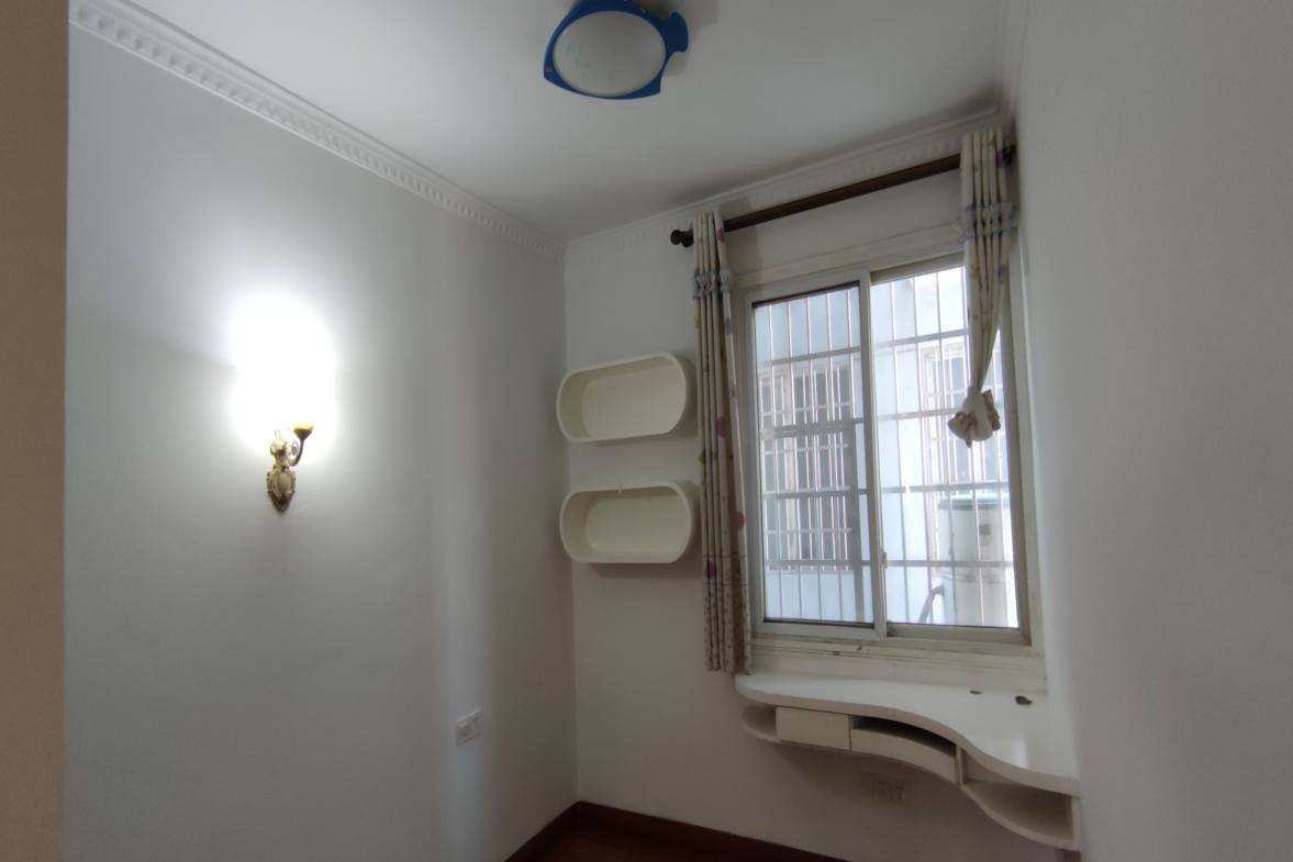 君悦华府  3室2厅2卫    73.8万客厅