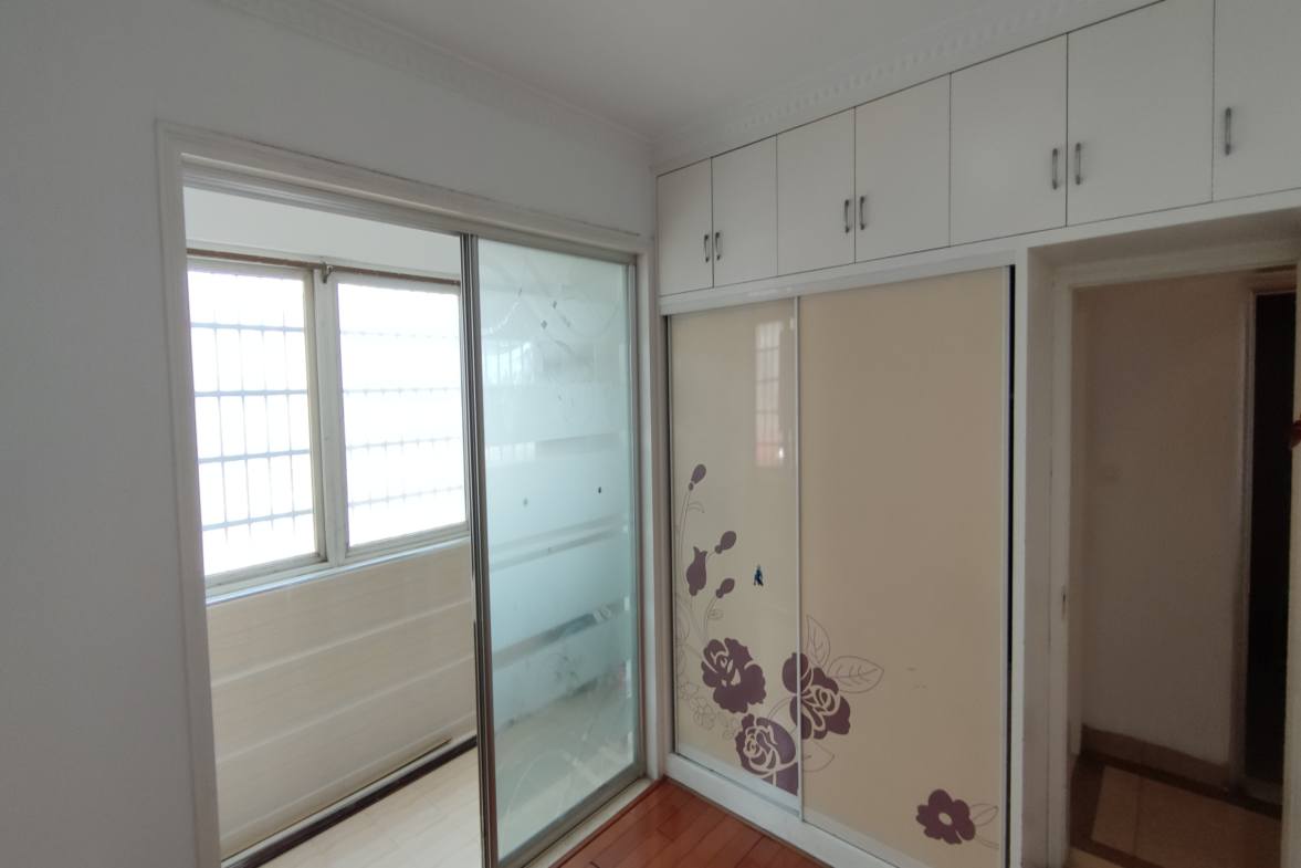 君悦华府  3室2厅2卫    73.8万客厅