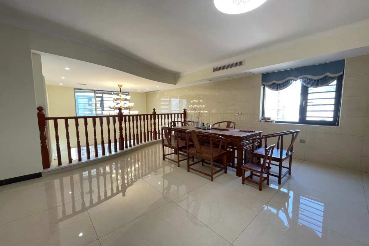 东方豪苑  5室3厅2卫    177.0万 东方豪苑  5室3厅2卫    177.0万客厅