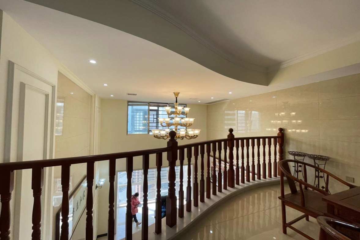 东方豪苑  5室3厅2卫    177.0万 东方豪苑  5室3厅2卫    177.0万客厅