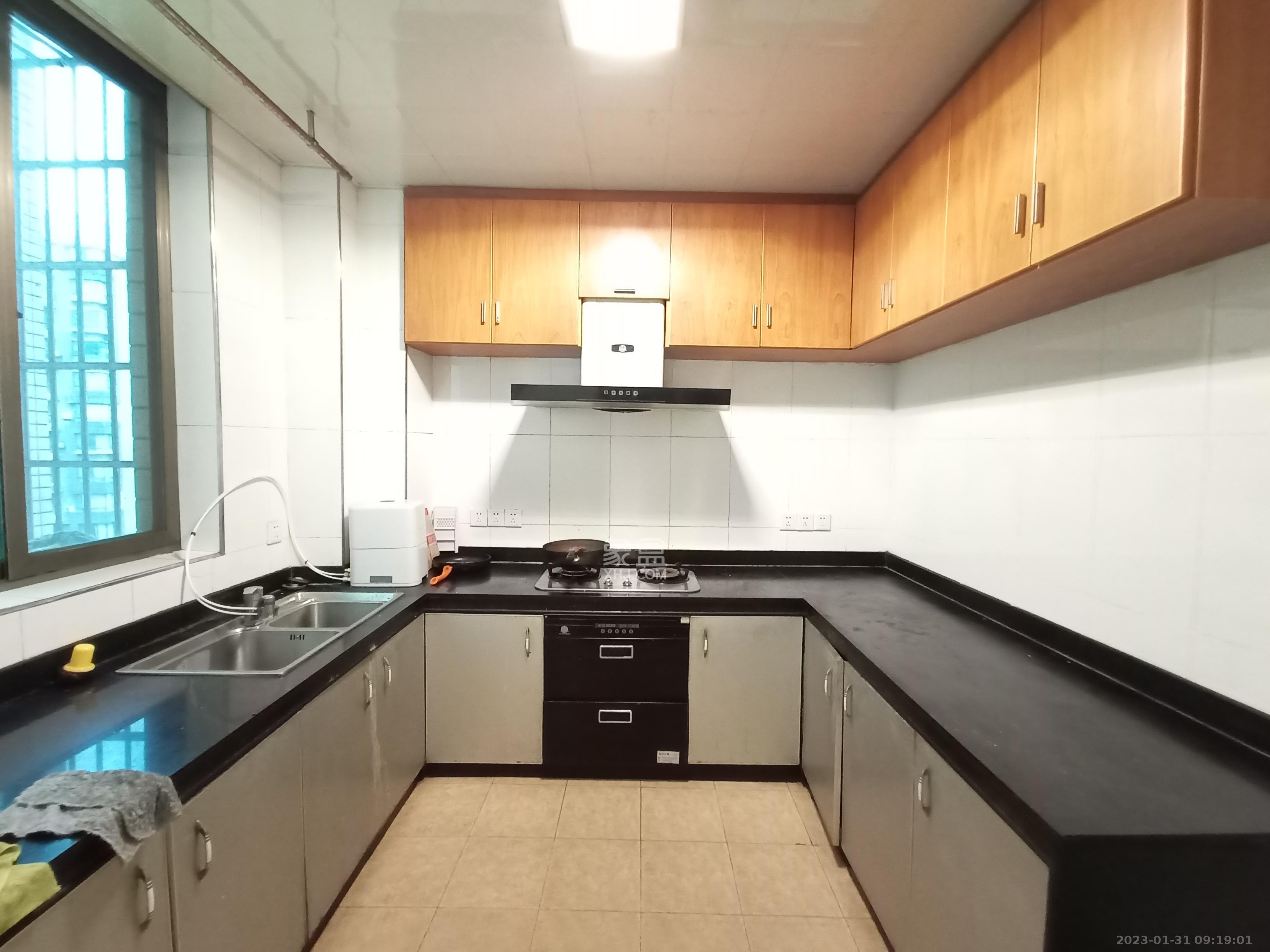 时代天骄 3室2厅2卫 2400.0元/月