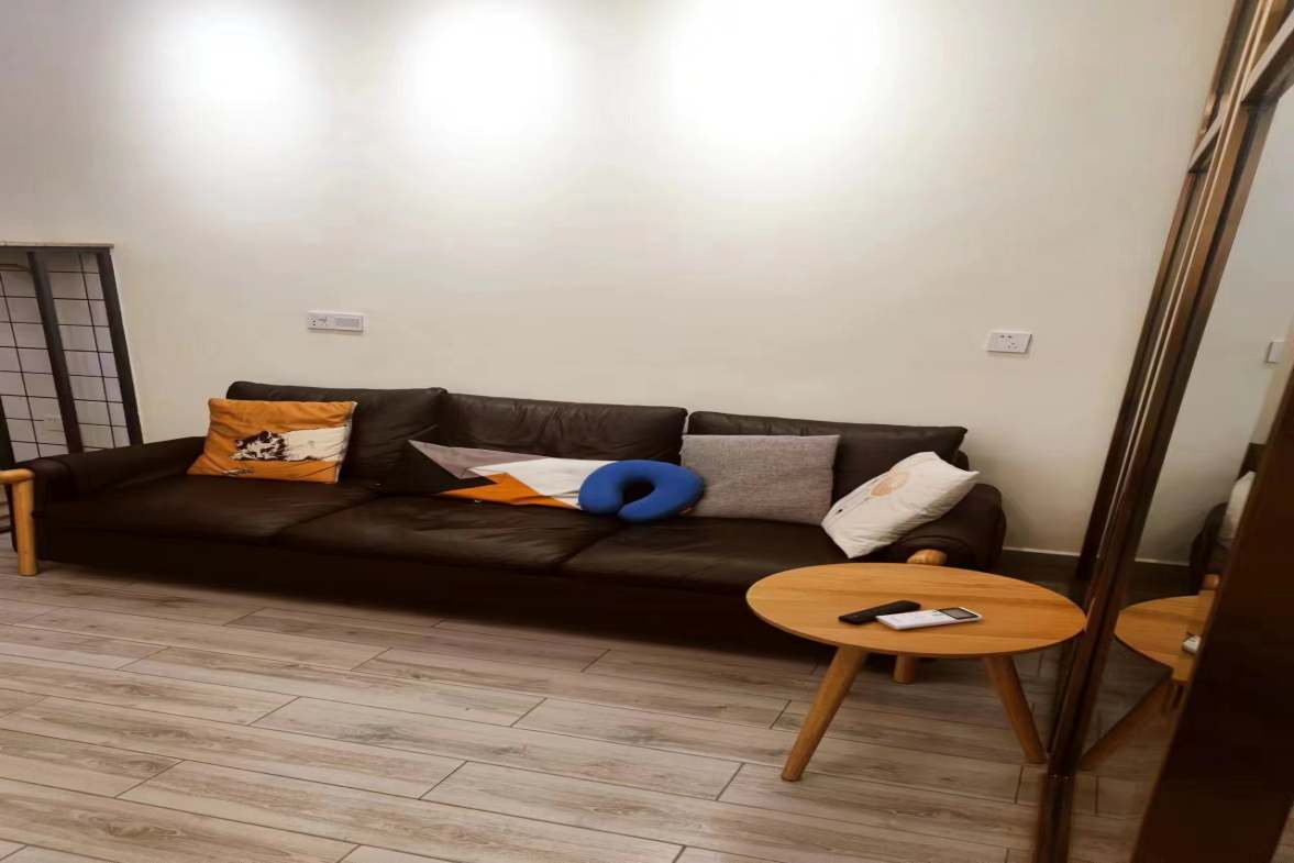 华南城市广场  1室1厅1卫    1800.0元/月 华南城市广场  1室1厅1卫    1800.0元/月室内图1