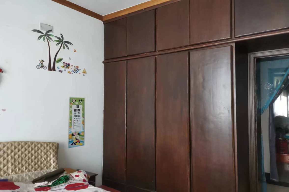 长青居民生活小区  4室2厅2卫   43.80万客厅