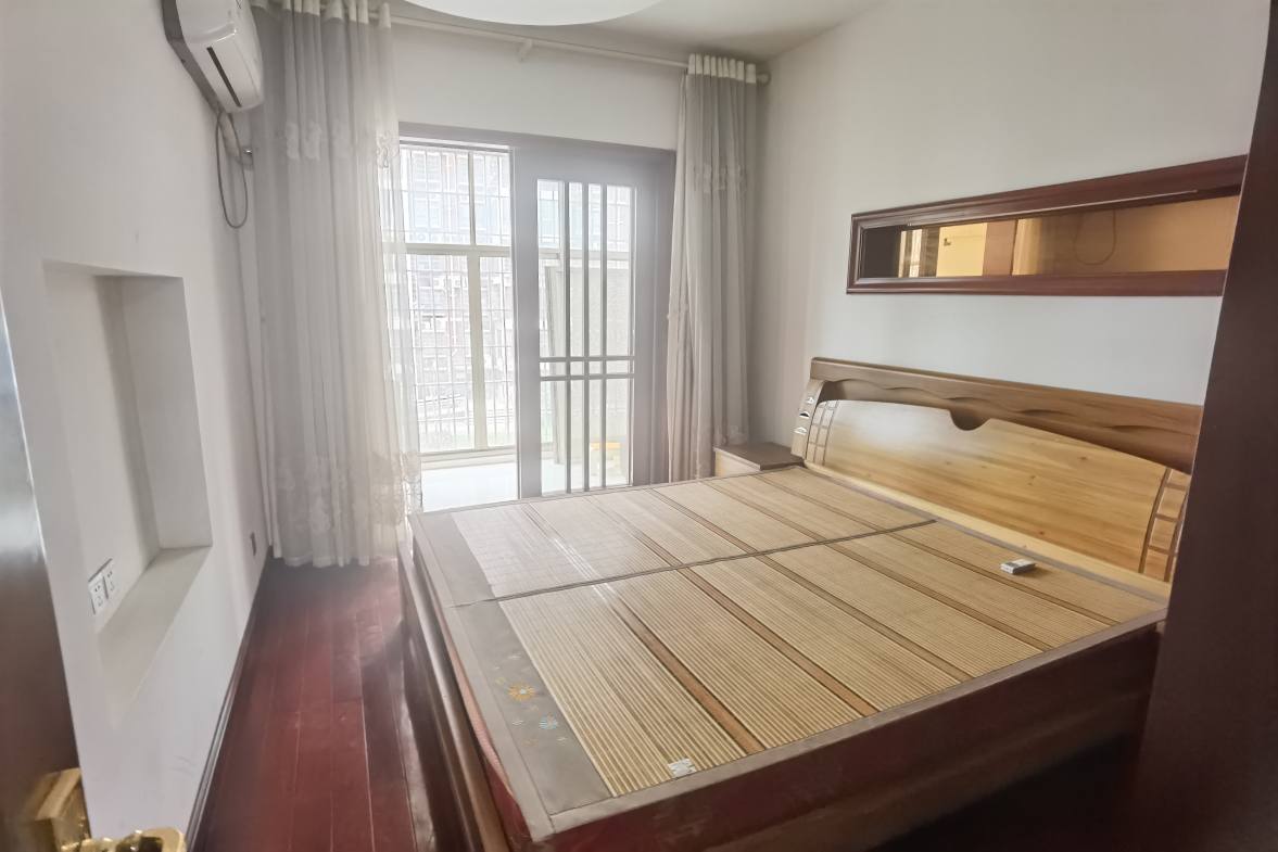 东方豪苑  4室2厅1卫   2300.00元/月室内图