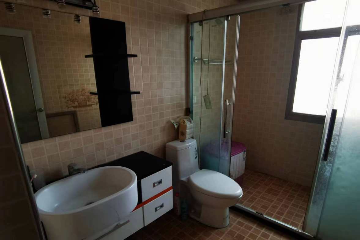 东方豪苑 3室2厅2卫 80.0万 东方豪苑 3室2厅2卫 80.0万客厅