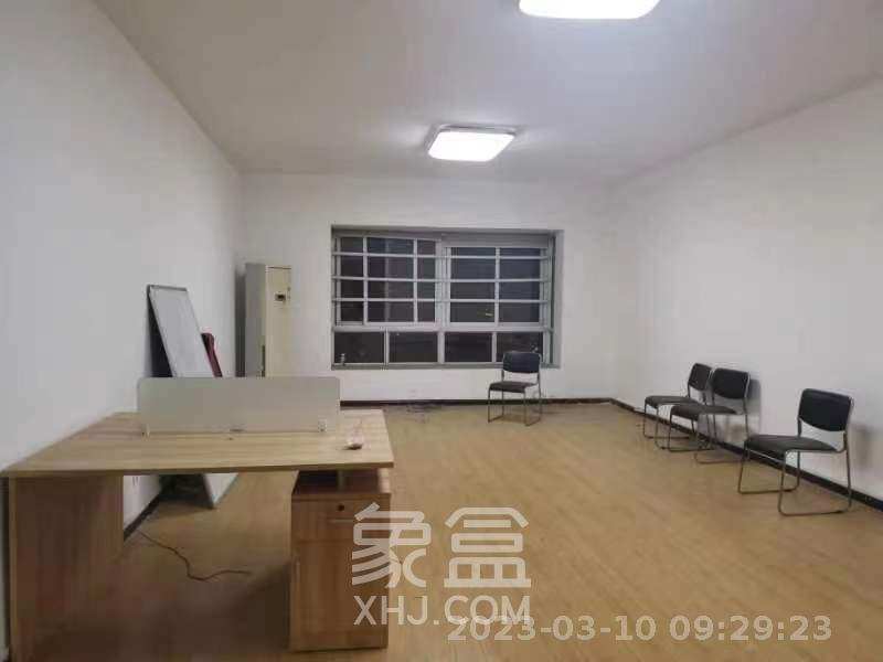 楚天家园  4室2厅1卫   2500.00元/月室内图1