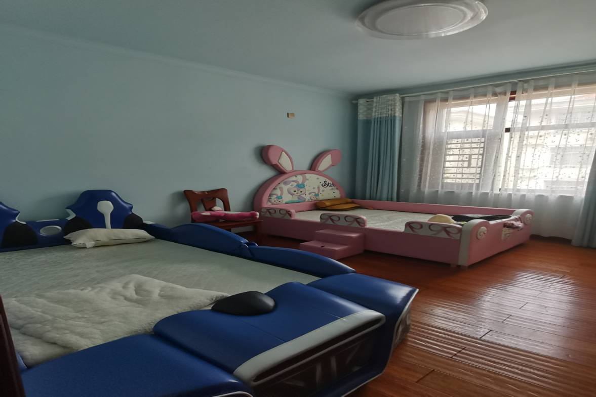 龙泉花园 6室2厅2卫 135.80万 龙泉花园 6室2厅2卫 135.80万客厅