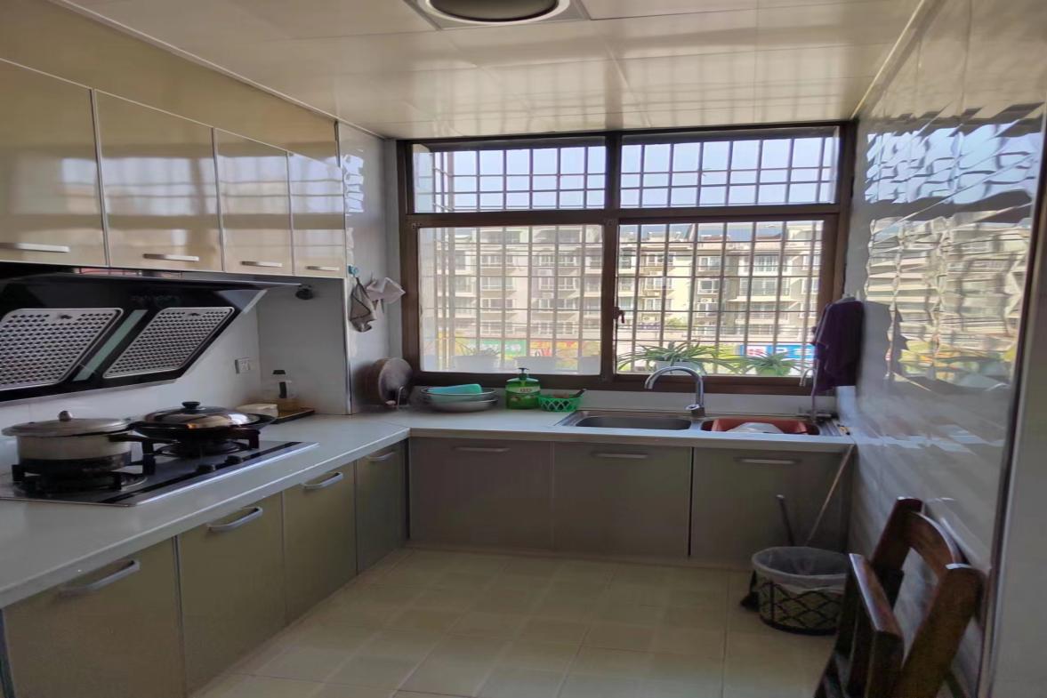 春和园  3室2厅2卫   75.80万卧室