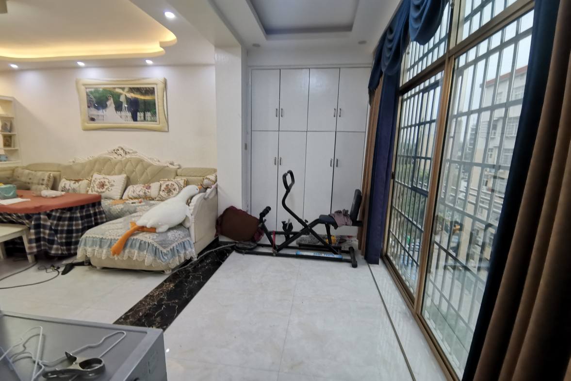 山水绿城  3室2厅2卫    58.0万客厅