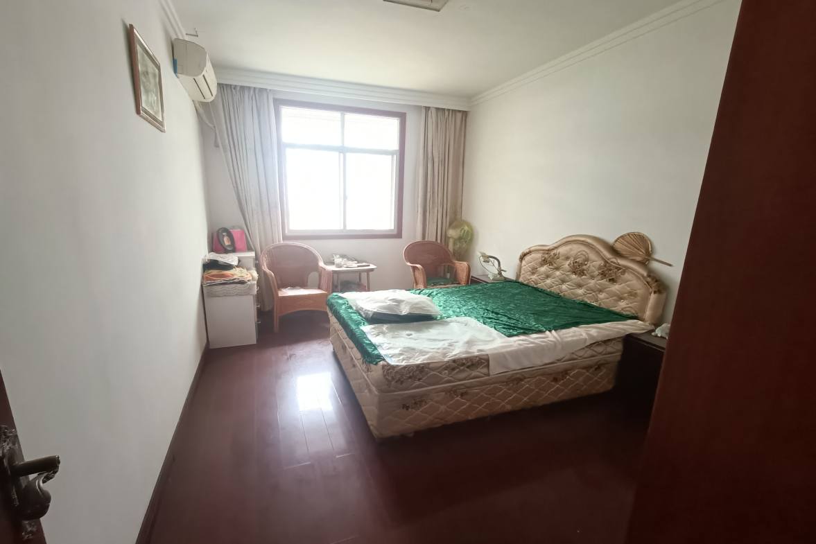 盐业局  4室2厅2卫    85.0万客厅