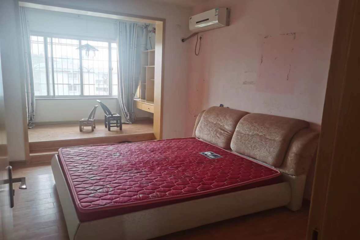 雷锋山小区 4室2厅2卫 1300.0元/月 雷锋山小区 4室2厅2卫 1300.0元/月室内图