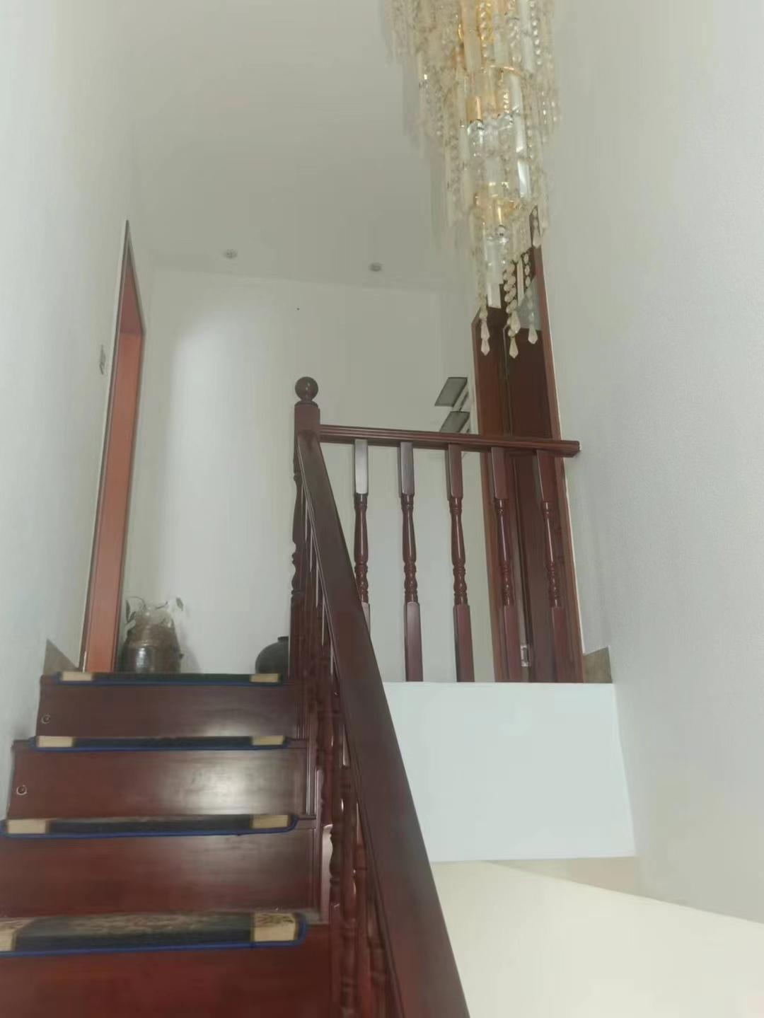 众一桂府  5室2厅2卫   179.00万客厅