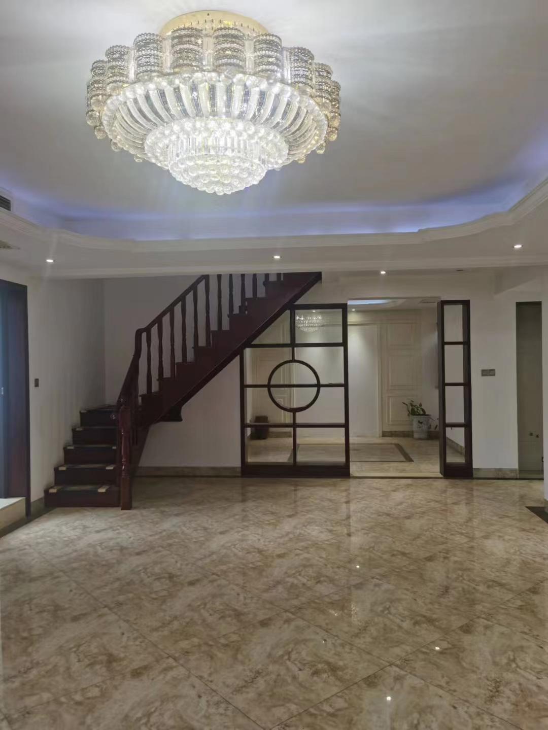 众一桂府  5室2厅2卫   179.00万客厅