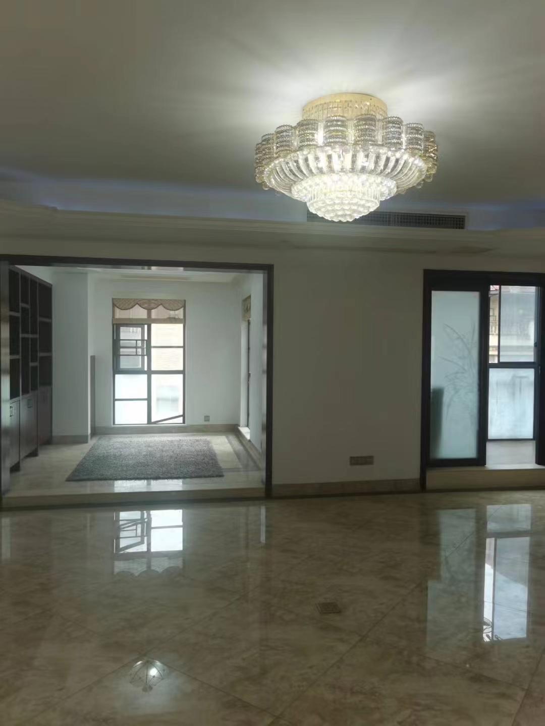 众一桂府  5室2厅2卫   179.00万客厅